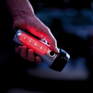 Wielofunkcyjna latarka bezpieczeństwa na dynamo z 5 diodami LED, 4 magnesami, funkcja ostrzegawcza, posiada także młotek bezpieczeństwa, przecinak do pasów bezpieczeństwa i dodatkowo kabel do ładowania telefonów komórkowych (V5533-19) Wielofunkcyjna latarka bezpieczeństwa na dynamo z 5 diodami LED, 4 magnesami, funkcja ostrzegawcza, posiada także młotek bezpieczeństwa, przecinak do pasów bezpieczeństwa i dodatkowo kabel do ładowania telefonów komórkowych (V5533-19)